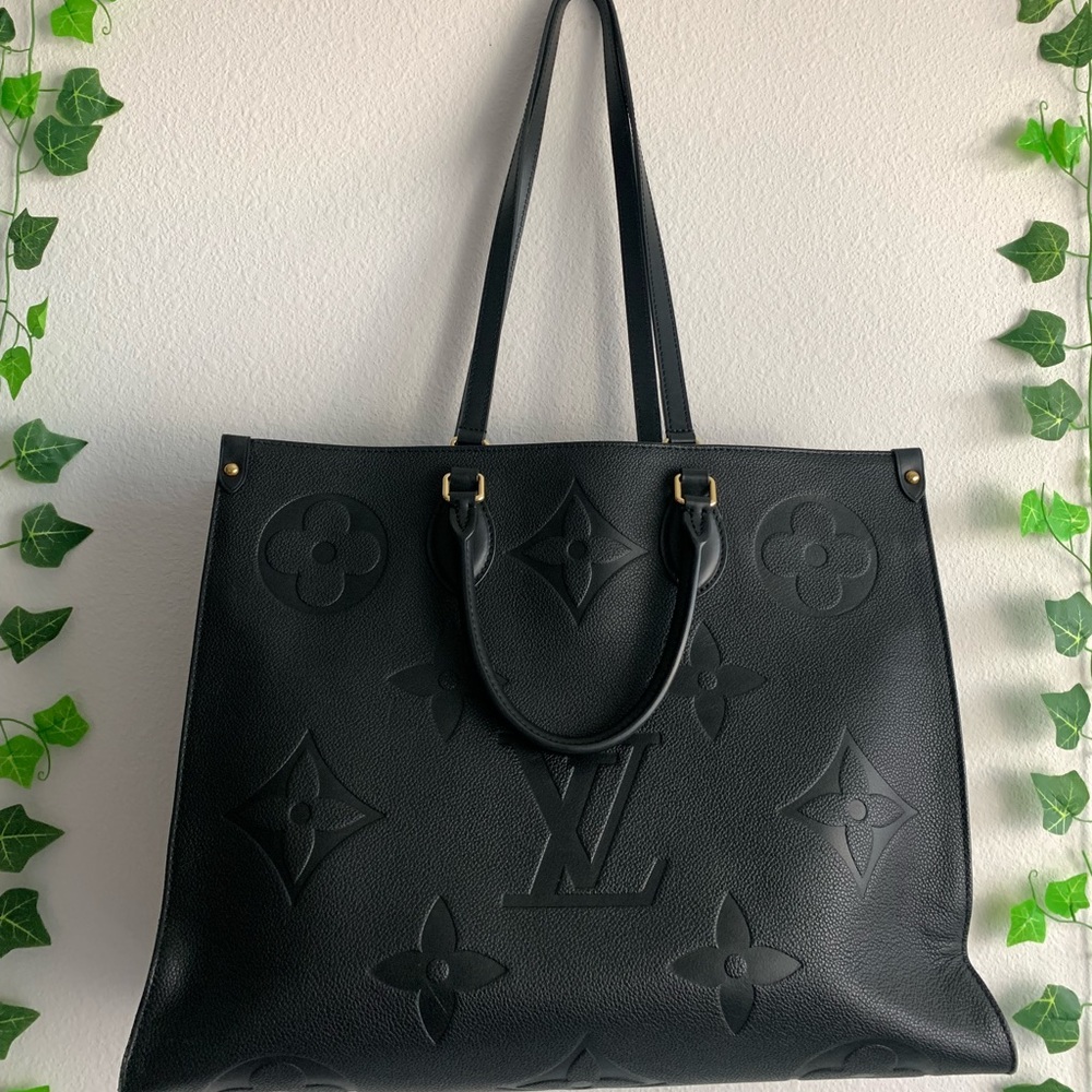 Louis Vuitton ON-THE-GO GM (M44925) Material: Monogram Empreinte Leather.